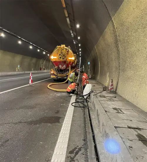 阜康隧道排水渠清淤